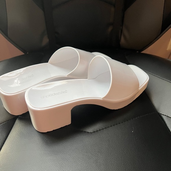 Shoe Dazzle White Low Heeled Sandals - Picture 2 of 5